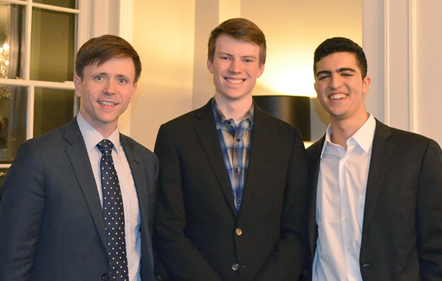 Matt Haynie '03 chats with current students Eli Mensing '20 and Mahdi Farris '19 at the DC Externship Alumni Reception